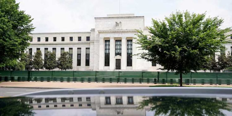 البيئة التمويلية الأمريكية: مرونة مقلقة رغم سياسة الفدرالي