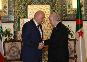 الرئيس تبون يُقلد نظيره اللبناني وسام “أثير”