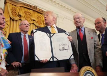 ترامب يوقع قانون GENIUS Act لتنظيم العملات الرقمبة