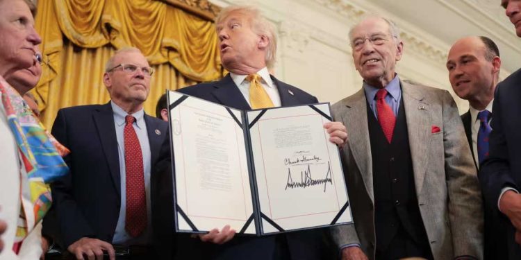 ترامب يوقع قانون GENIUS Act لتنظيم العملات الرقمبة