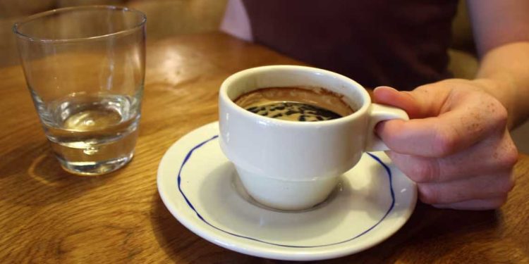 تهديد ترامب يرفع أسعار القهوة: السوق العالمي يهتز وخطر تضخم جديد في الأفق