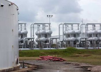 أسعار النفط ترتفع بدعم من تراجع المخزونات وتفاؤل تجاري أميركي