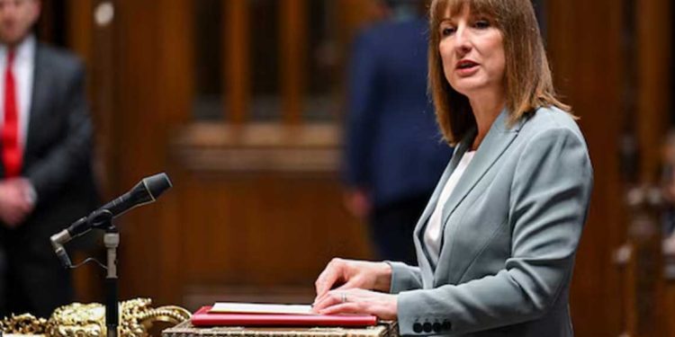 وسط تصاعد الدين العام…ضغوط متزايدة على وزيرة مالية بريطانيا