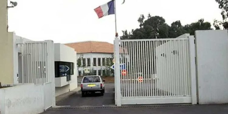 قرار جزائري بسحب امتيازات من دبلوماسيي فرنسا