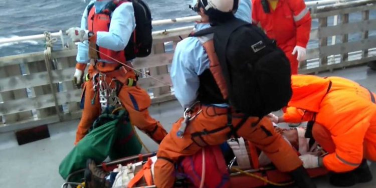 طاقم ناقلة جزائرية ينقذ بحارًا فرنسيًا قبالة السواحل الإيطالية