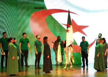 “رجال الثورة”.. عرض مسرحي يعيد إشعال ذاكرة الجزائر