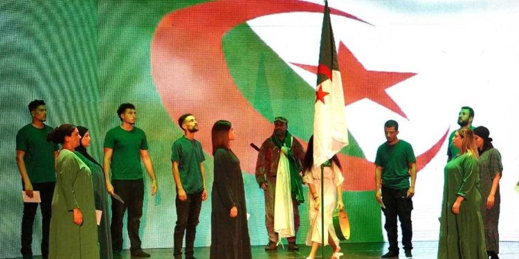 “رجال الثورة”.. عرض مسرحي يعيد إشعال ذاكرة الجزائر