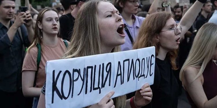 قانون جديد يثير احتجاجات في أوكرانيا ومخاوف من تقويض جهود مكافحة الفساد