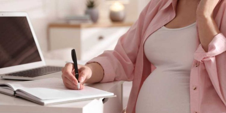 قانون جديد يمنح الأمهات عطلة أمومة مدفوعة بـ100% لمدة 150 يومًا