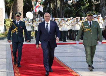 ماذا يفعل الرئيس عون في الجزائر؟