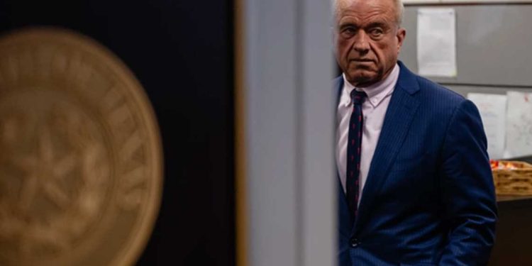 ضمن تعديل مفاجئ…كينيدي يقيل اثنين من كبار مساعديه في وزارة الصحة