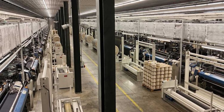 وزير الصناعة يتفقد مركب “تايال” للنسيج