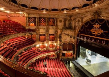 200 فنانًا بريطانيًا يجبرون الأوبرا الوطنية على إلغاء عروضها في تل أبيب