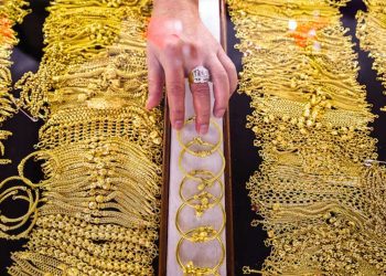 رسوم ترامب تصعد بأسعار الذهب وتُرخي بظلالها على الذهب الأسود