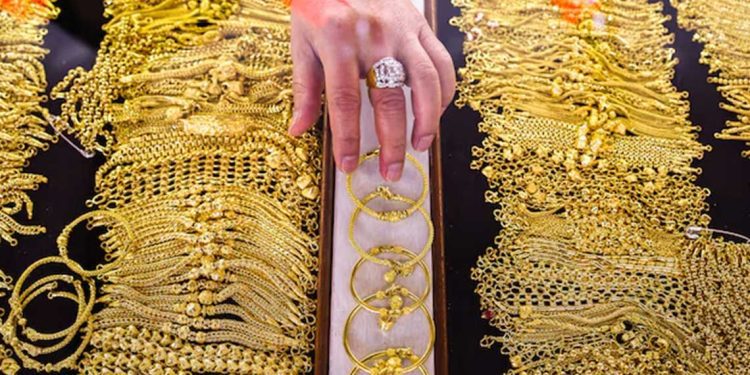 رسوم ترامب تصعد بأسعار الذهب وتُرخي بظلالها على الذهب الأسود