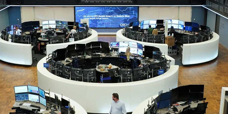 الأسهم الأوروبية تهتز تحت ضغط الأزمات السياسية والمالية