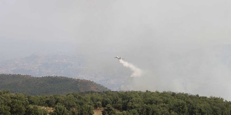 الجيش يشارك بطائراته في إخماد حرائق بجاية