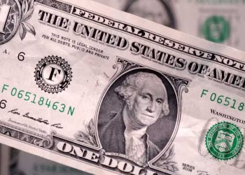 الدولار يتراجع مع مخاوف المستثمرين من استقلالية الاحتياطي الفيدرالي