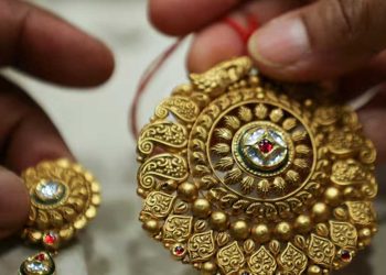 الذهب يرتفع بدعم من تراجع الدولار وتوقعات خفض الفائدة الأميركية