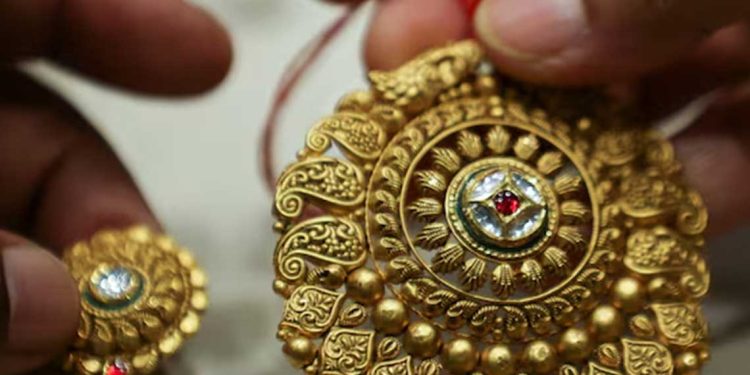 الذهب يرتفع بدعم من تراجع الدولار وتوقعات خفض الفائدة الأميركية