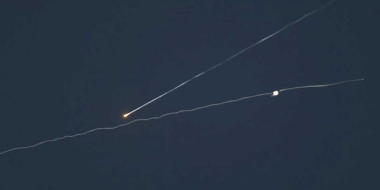 اليمن يطلق صاروخًا نحو “إسرائيل” بعد غارات على صنعاء