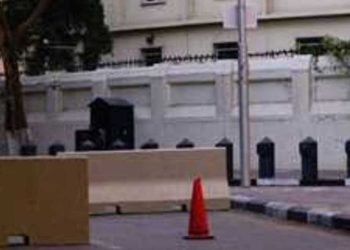 بريطانيا تغلق سفارتها في القاهرة بعد إزالة الحواجز الأمنية