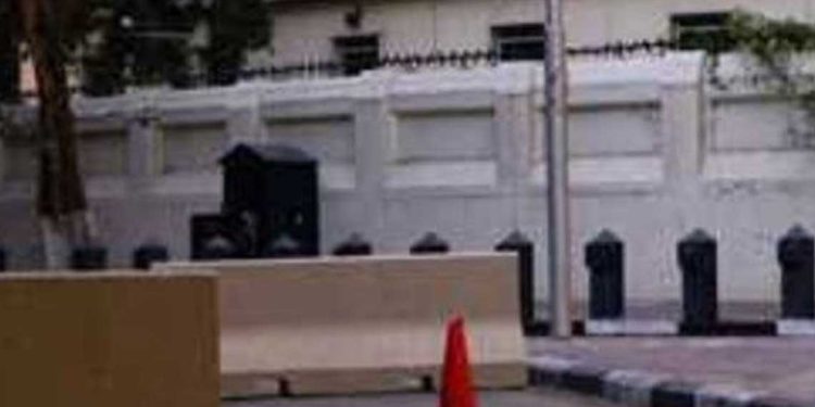 بريطانيا تغلق سفارتها في القاهرة بعد إزالة الحواجز الأمنية