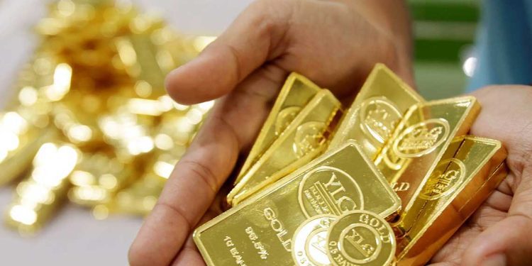 تراجع الدولار واستقرار الذهب بعد تقرير مخيب