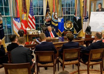 في صور تثير الجدل…ترامب يظهر كمعلم أمام القادة الأوروبيين