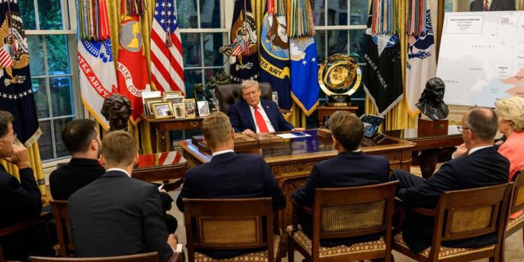 في صور تثير الجدل…ترامب يظهر كمعلم أمام القادة الأوروبيين