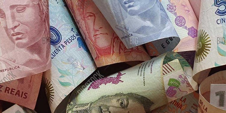 العملات اللاتينية تتفوق على الدولار