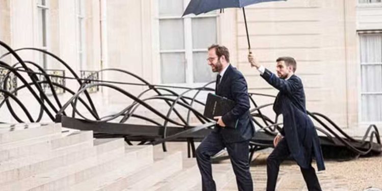 فرنسا…عجز الموازنة بلغ 100.4 مليار يورو