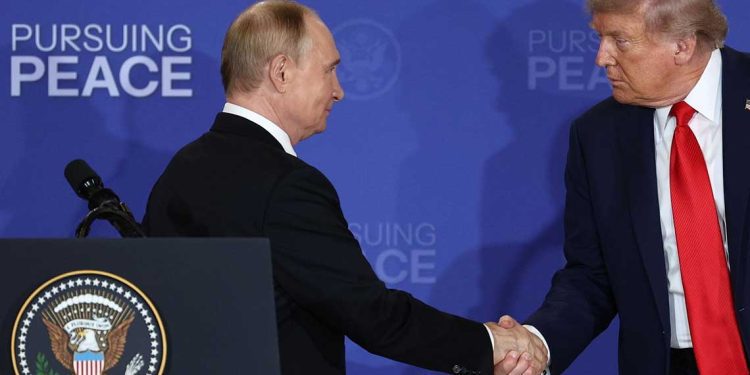 تايم…بوتين يخرج “منتصرًا رمزيًا” من قمة ألاسكا