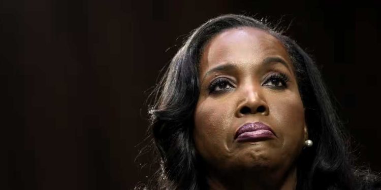 ليزا كوك تتحدى ترامب…لن أستقيل