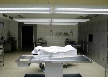 ممرضة تقوم بتصوير جثة متوفى…وزارة الصحة تستنكر