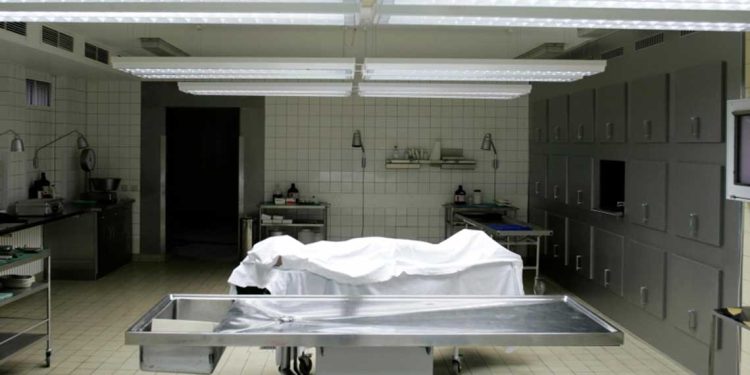 ممرضة تقوم بتصوير جثة متوفى…وزارة الصحة تستنكر