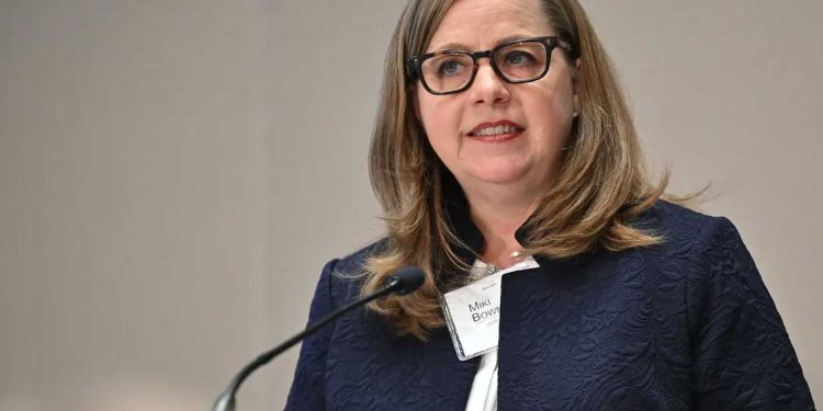 نائبة رئيس الاحتياطي الفيدرالي تدعم تخفيضات أسعار الفائدة في 2025