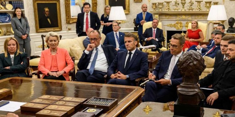 في صور تثير الجدل…ترامب يظهر كمعلم أمام القادة الأوروبيين