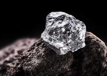 معدن جديد يلامس قمة لم تُشهدها منذ أكثر من عقد