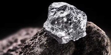 معدن جديد يلامس قمة لم تُشهدها منذ أكثر من عقد