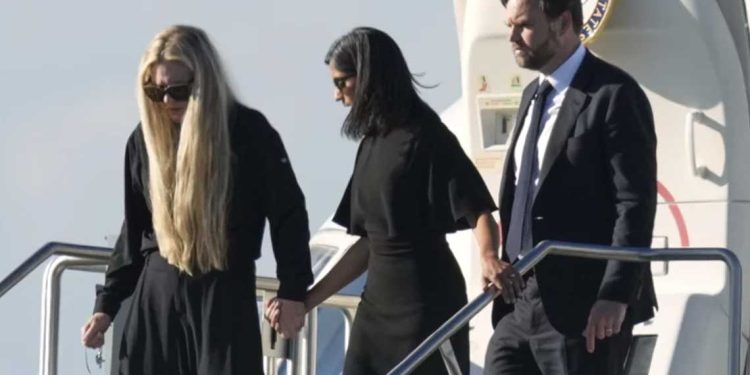 في أول ظهور علني بعد اغتيال زوجها…ما ذا قالت إريكا كيرك ؟