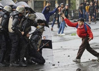 احتجاجات إندونيسيا تتصاعد…ستة قتلى بينهم طلاب والرئيس يتراجع عن امتيازات النواب