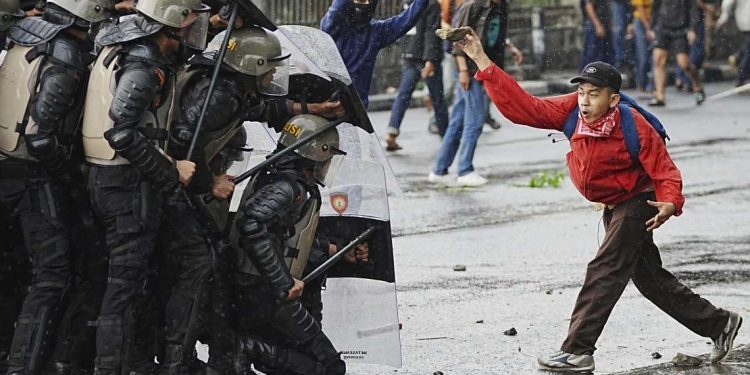 احتجاجات إندونيسيا تتصاعد…ستة قتلى بينهم طلاب والرئيس يتراجع عن امتيازات النواب