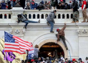 ترامب يتهم مدير الـFBI السابق بزرع عملاء لتحريض اقتحام الكابيتول