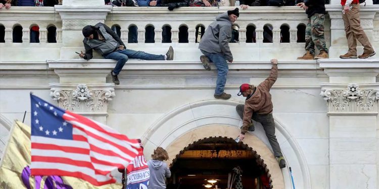 ترامب يتهم مدير الـFBI السابق بزرع عملاء لتحريض اقتحام الكابيتول