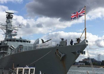 البحرية البريطانية تتعرض لهجوم ناري قبالة سواحل اليمن