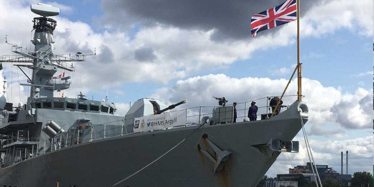 البحرية البريطانية تتعرض لهجوم ناري قبالة سواحل اليمن