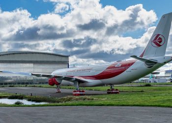 البحرية البريطانية تتعرض لهجوم ناري قبالة سواحل اليمن