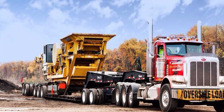 ترامب يعلن فرض رسوم جمركية على الشاحنات الثقيلة والأثاث