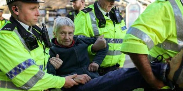 الشرطة البريطانية تعتقل 66 شخصًا لدعمهم “فلسطين أكشن”